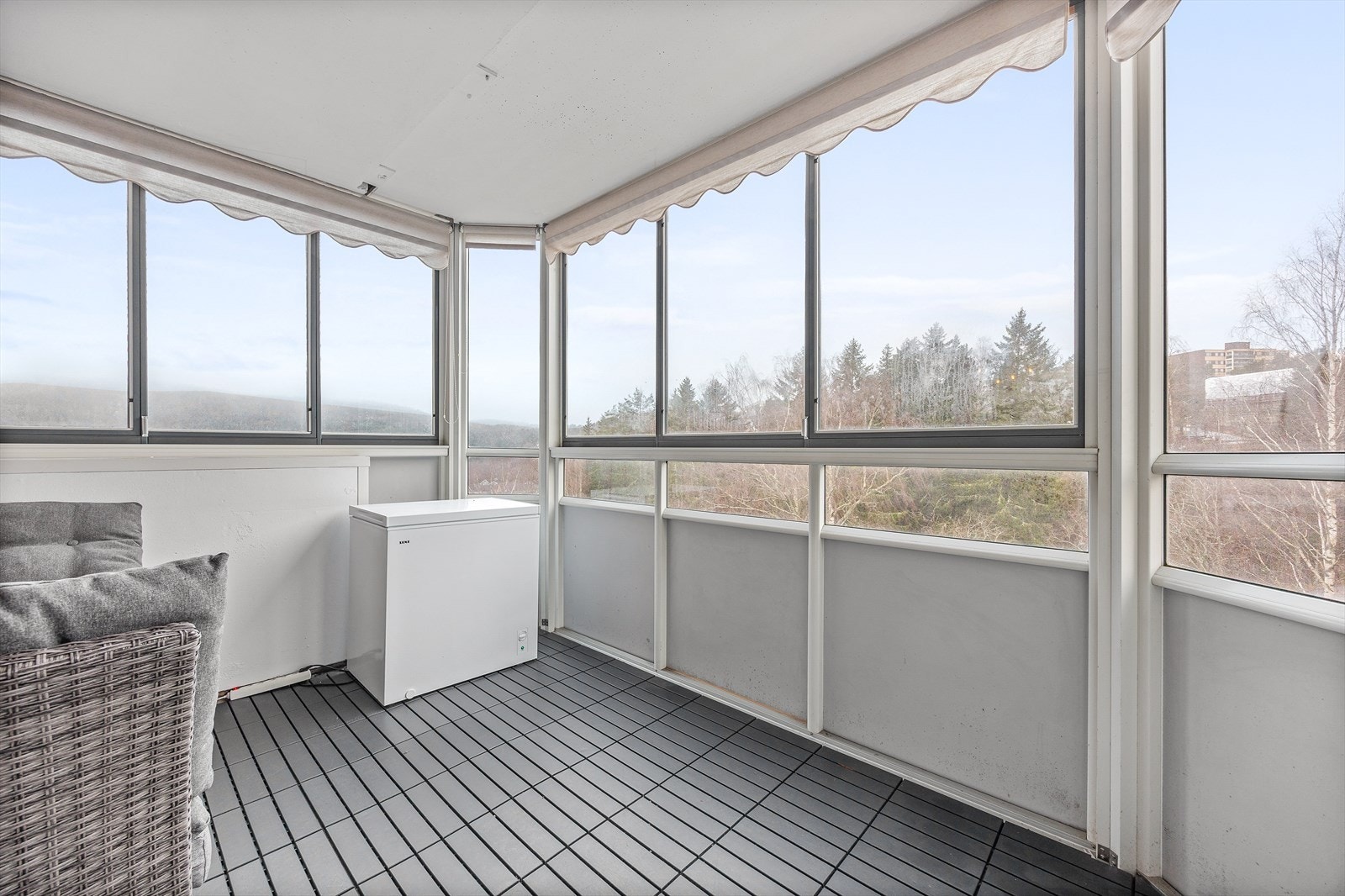 Fra stuen er det utgang til flott innglasset balkong på 9 m² Galleribilde