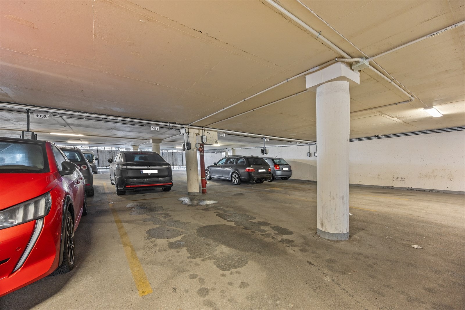 Bilen parkeres trygt på medfølgende garasjeplass med elbillader Galleribilde