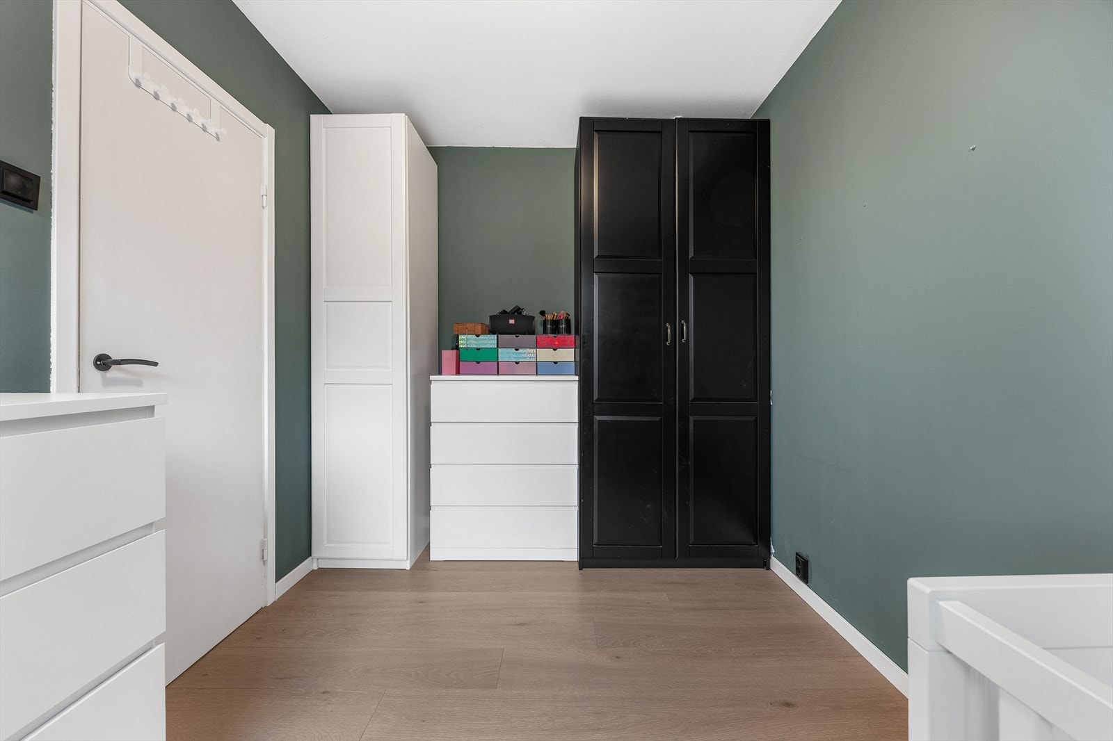 Soverommene er malt i duse og behagelige farger Galleribilde