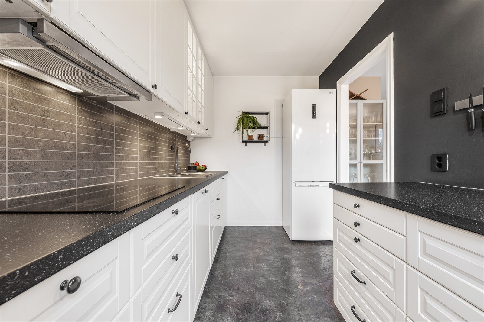 I innredningen er det integrerte hvitevarer som stekeovn og mikro i ståhøyde, platetopp og oppvaskmaskin, samt opplegg og plass til frittstående kjøleskap Galleribilde