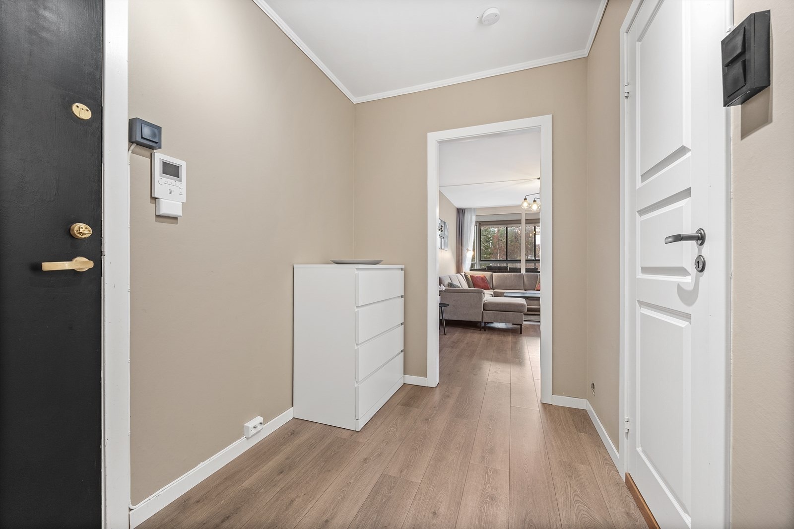 Her er det plass til skoskap, oppheng og garderobeskap Galleribilde