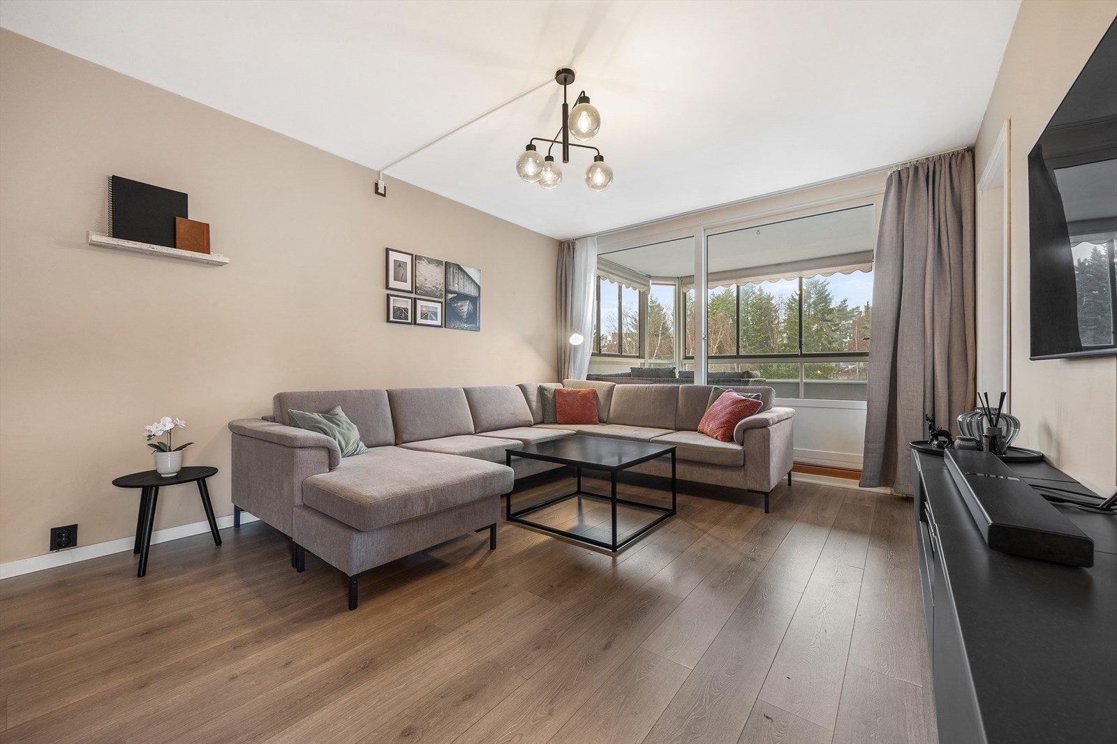 Med hjørneløsning og store vinduer oppleves stuen som lys og luftig Galleribilde