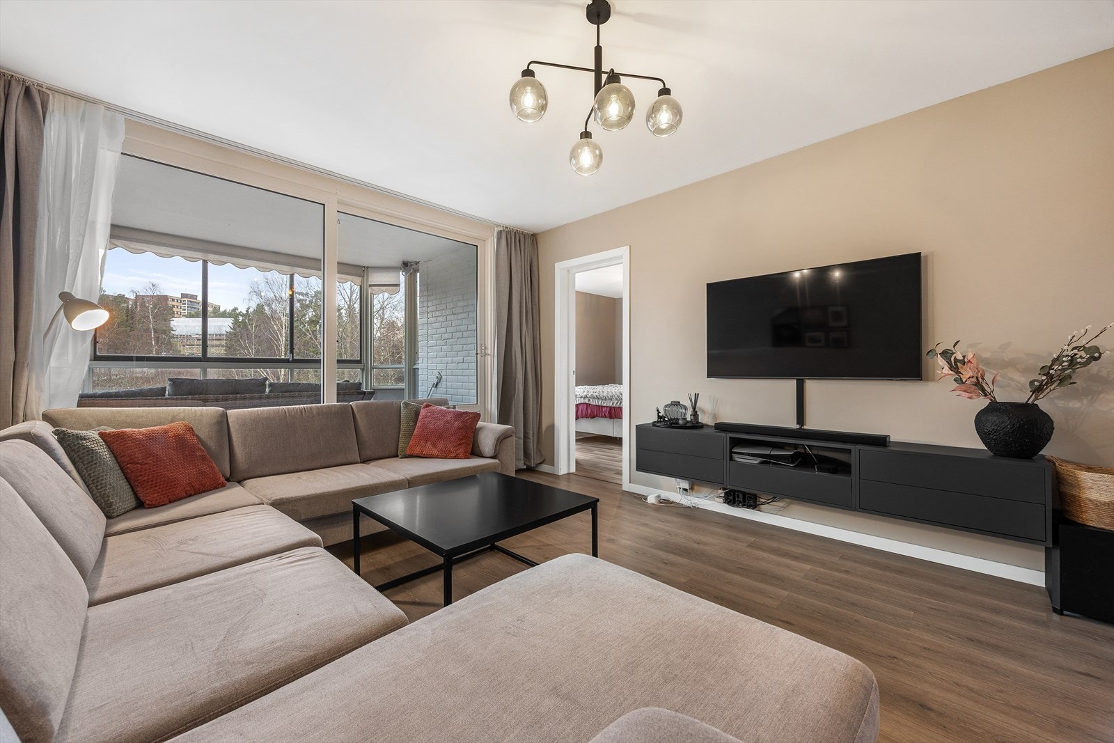 Lyst og tiltalende interiør Galleribilde