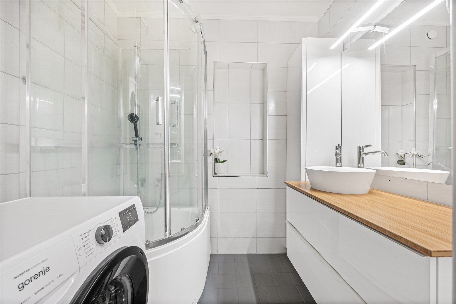 Eldre flislagt bad med stråleovn montert ved himlingen Galleribilde