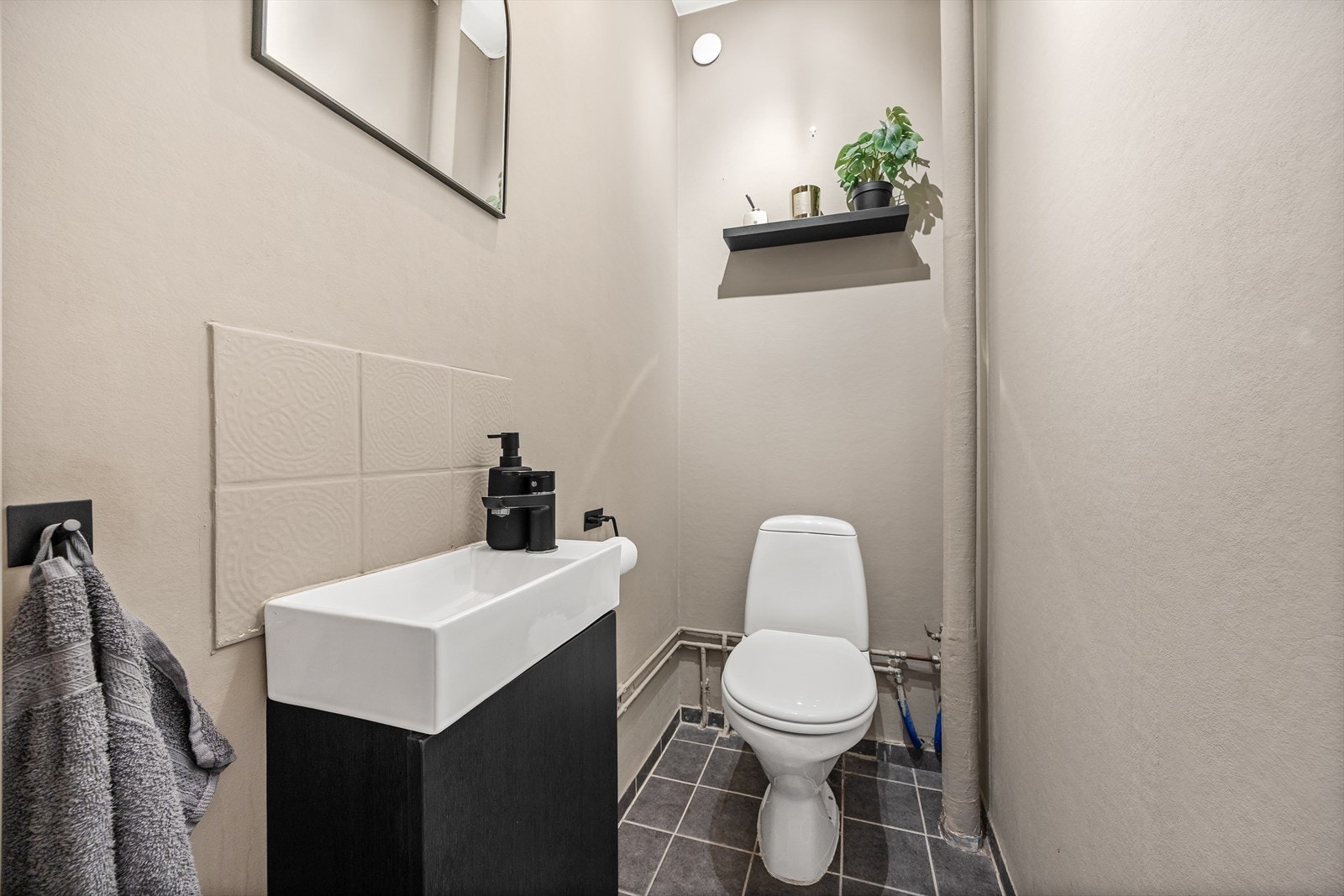 Separat wc-rom med flislagt gulv og malte vegger Galleribilde