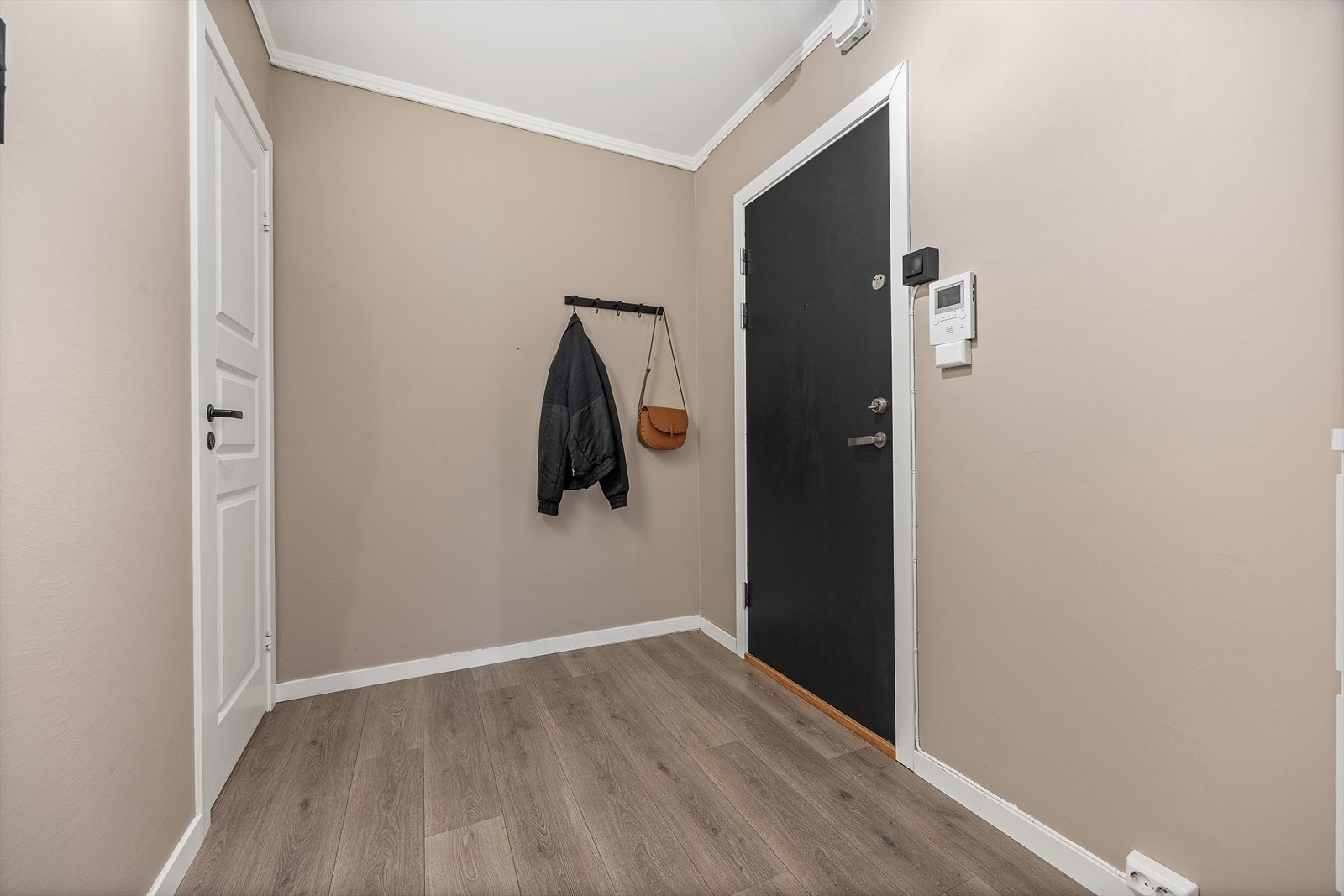 Innenfor døren kommer du inn i en praktisk og innbydende entré Galleribilde