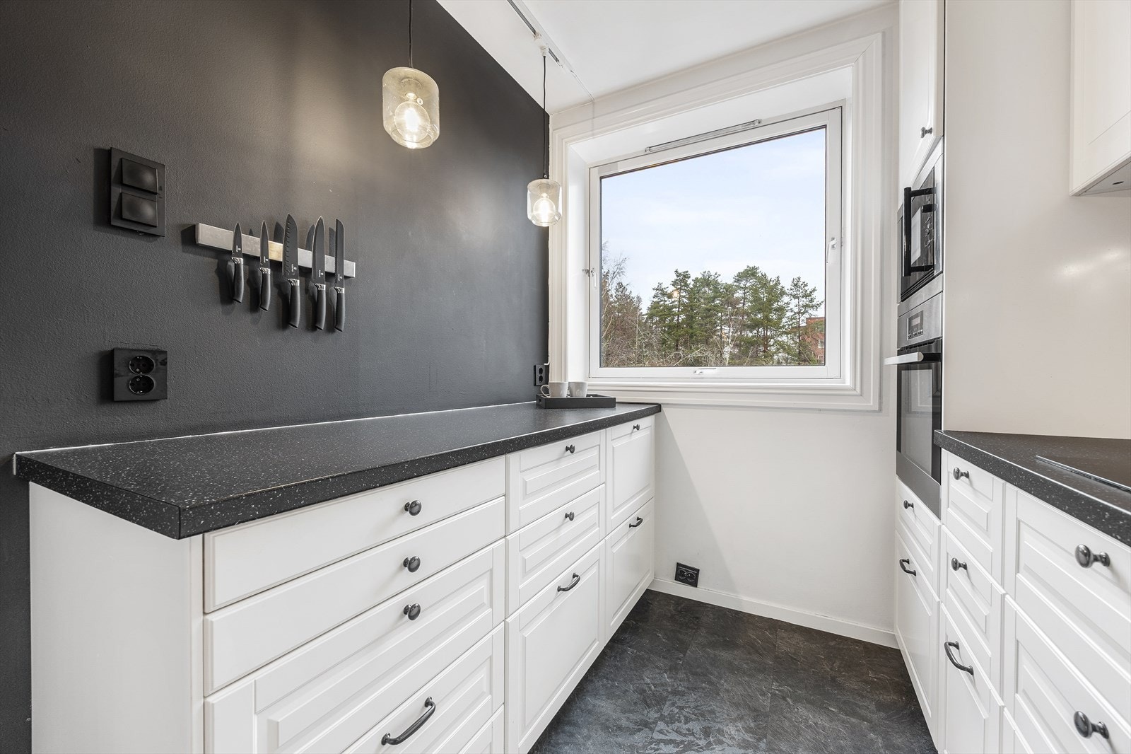 Kjøkkenet byr på rikelig med oppbevarings- og arbeidsplass Galleribilde