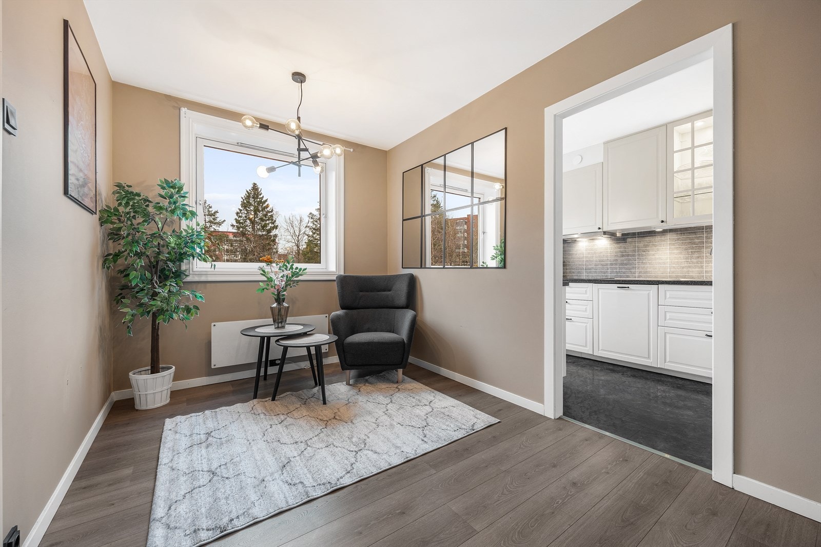 Leiligheten ligger på hjørnet av byggets 5. etasje og nyter lyse rom og god planløsning Galleribilde