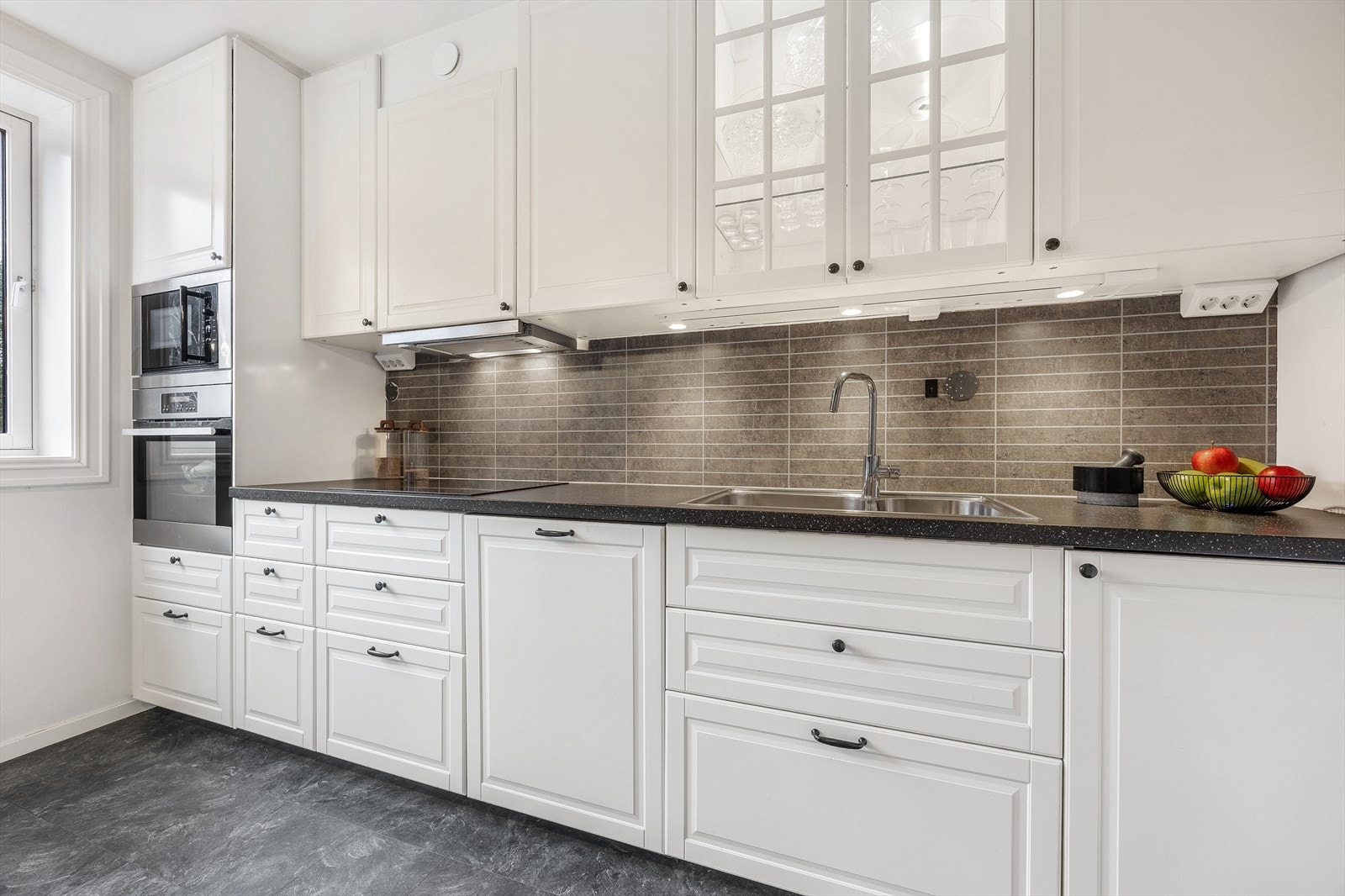 Kitchen-boards pryder og beskytter bakveggen Galleribilde