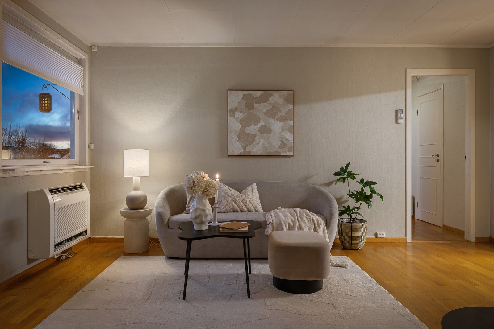 Boligen har lun og effektiv oppvarming med både varmepumpe, vedovn og peis. Galleribilde