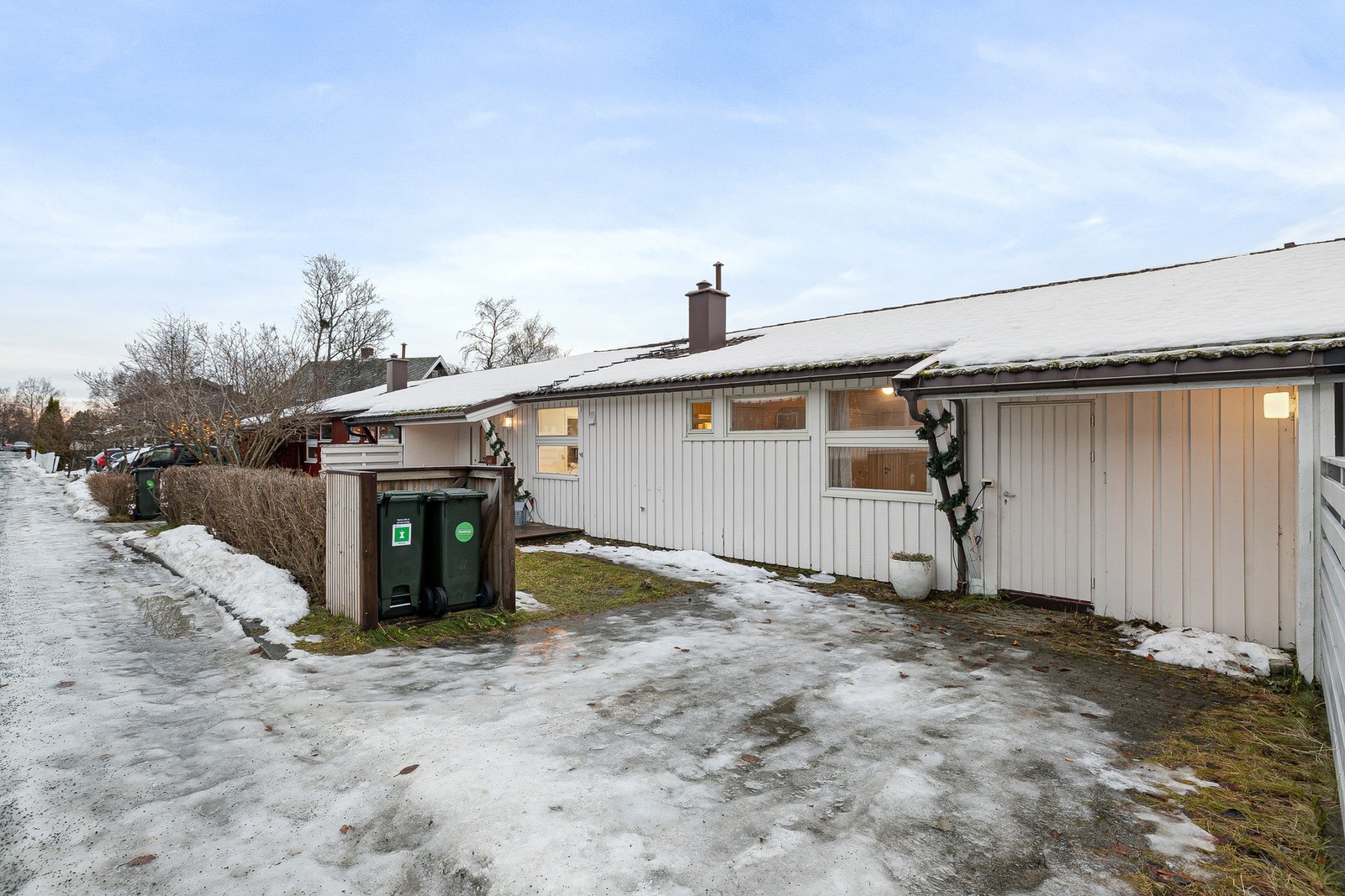 Oppstillingsplasser foran boligen. Galleribilde