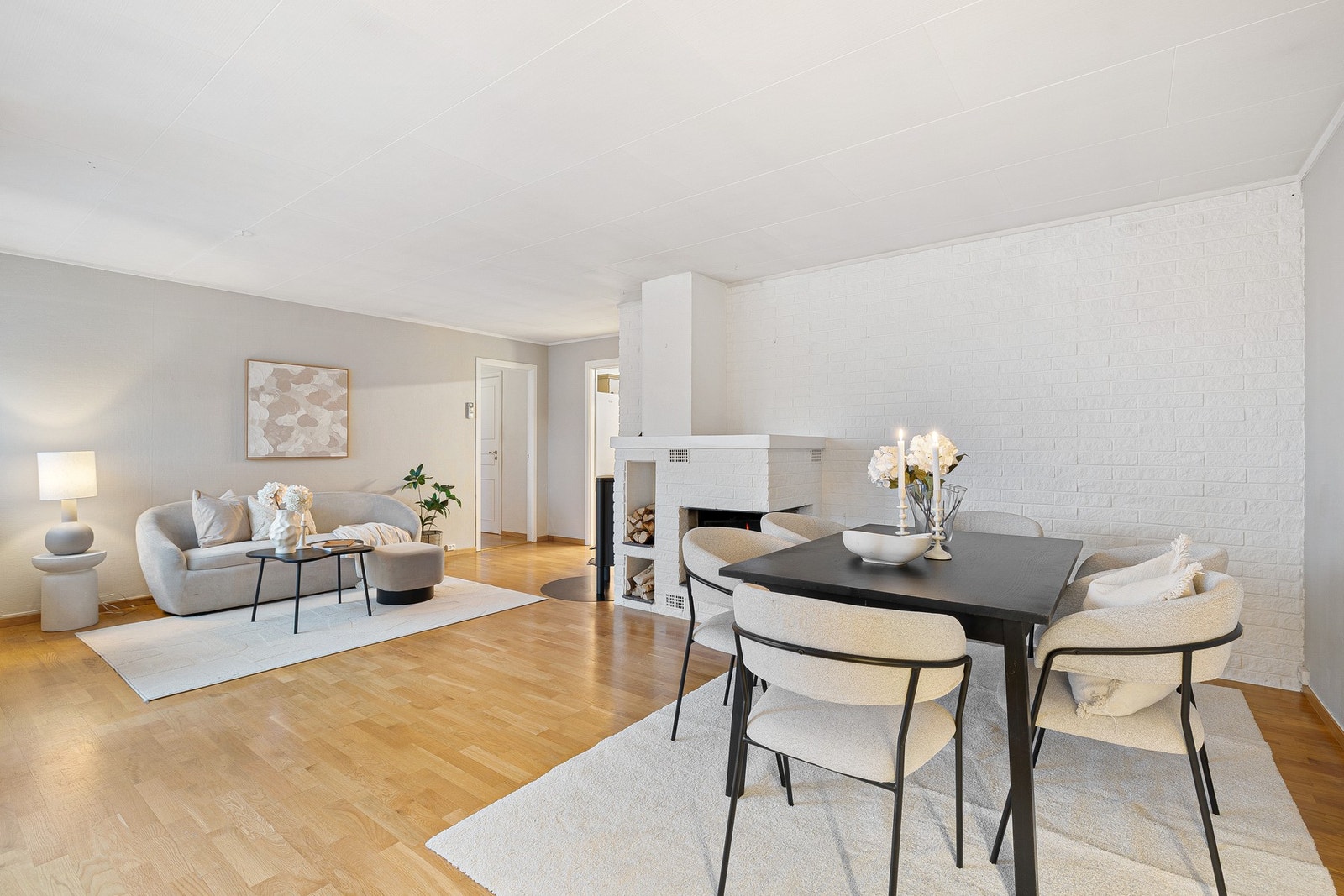 Det er god plass til flere sittegrupper i stua. Galleribilde