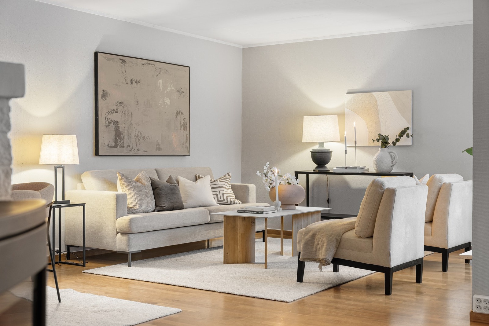 Det er god plass til en stor sofagruppe eller en hjørnesofa. Galleribilde