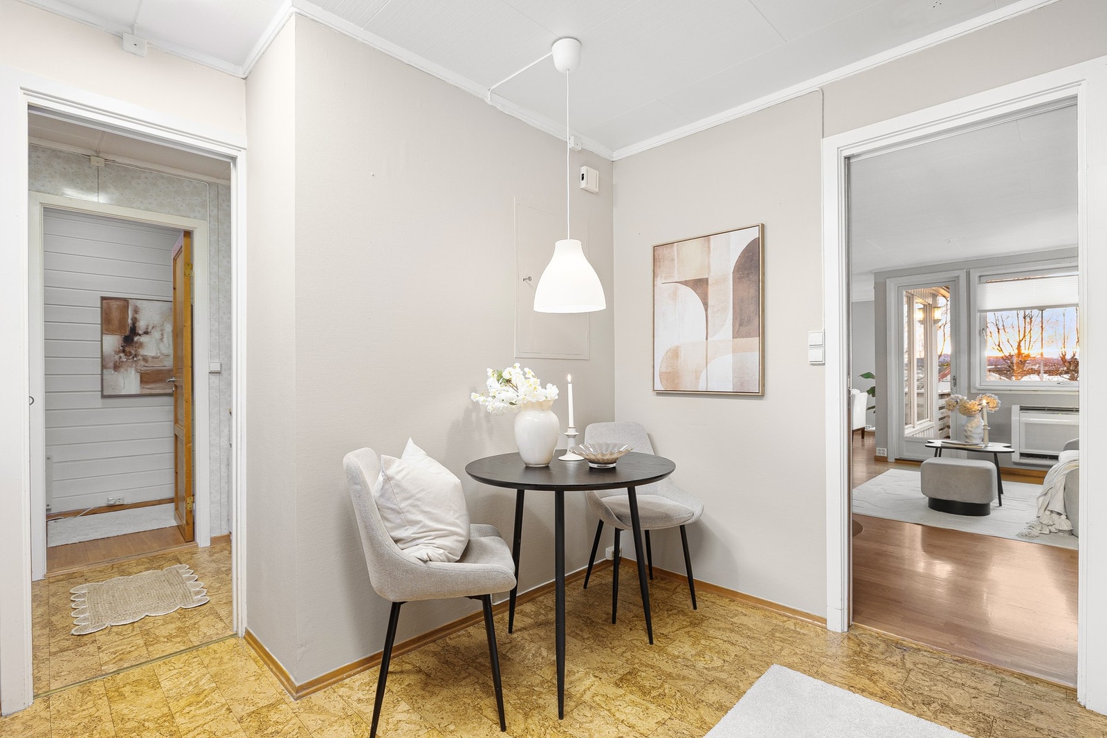 Innenfor kjøkkenet er det et praktisk vaskerom. Galleribilde