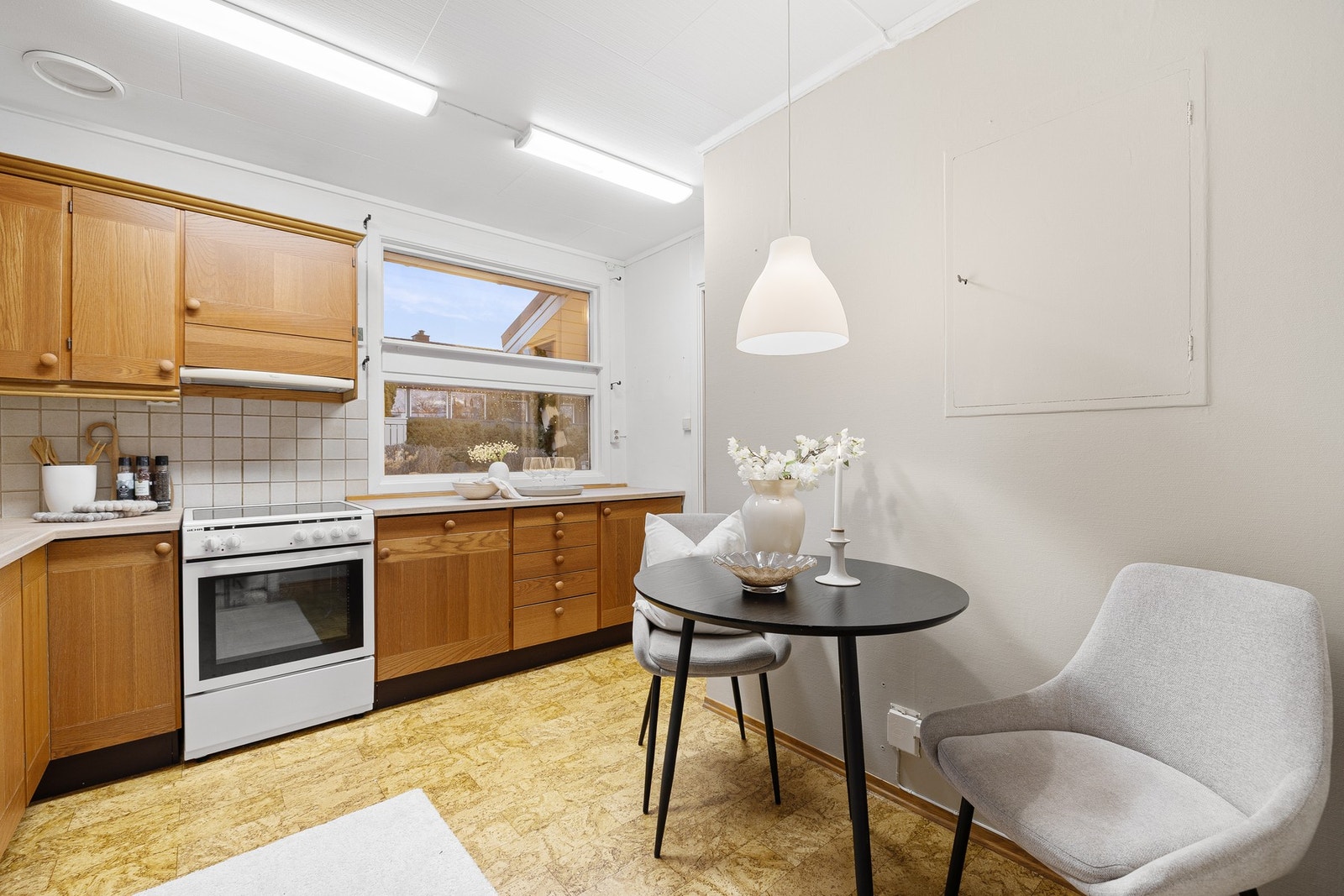 Romslig kjøkken på 9,5 kvm med plass til frokostbord. Galleribilde