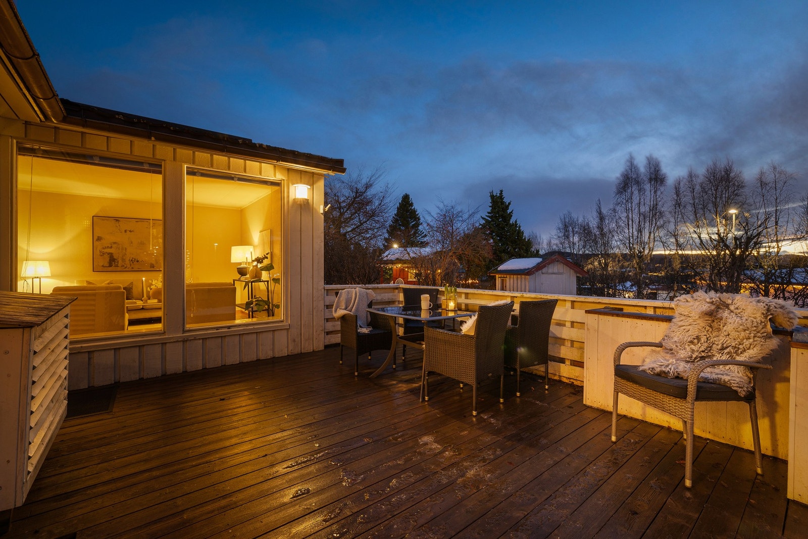 Terrassen oppleves privat med lite innsyn fra naboer. God plass til flere sittegrupper. Galleribilde