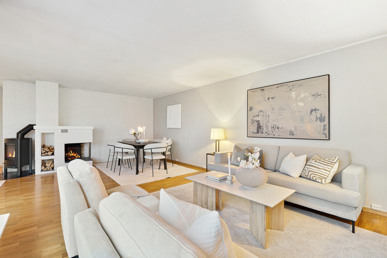 Det er god plass til en stor sofagruppe eller en hjørnesofa. Galleribilde