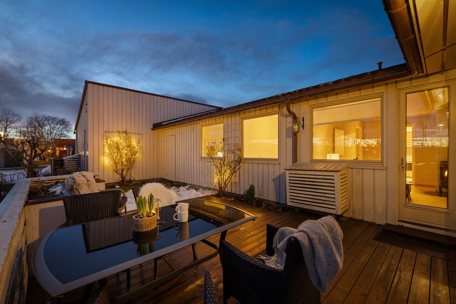 Fra stuen er det direkte utgang til en stor terrasse på 21 kvm. Galleribilde