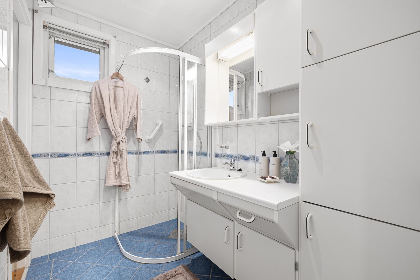 Flislagt bad med varmekabler i gulvet. Galleribilde