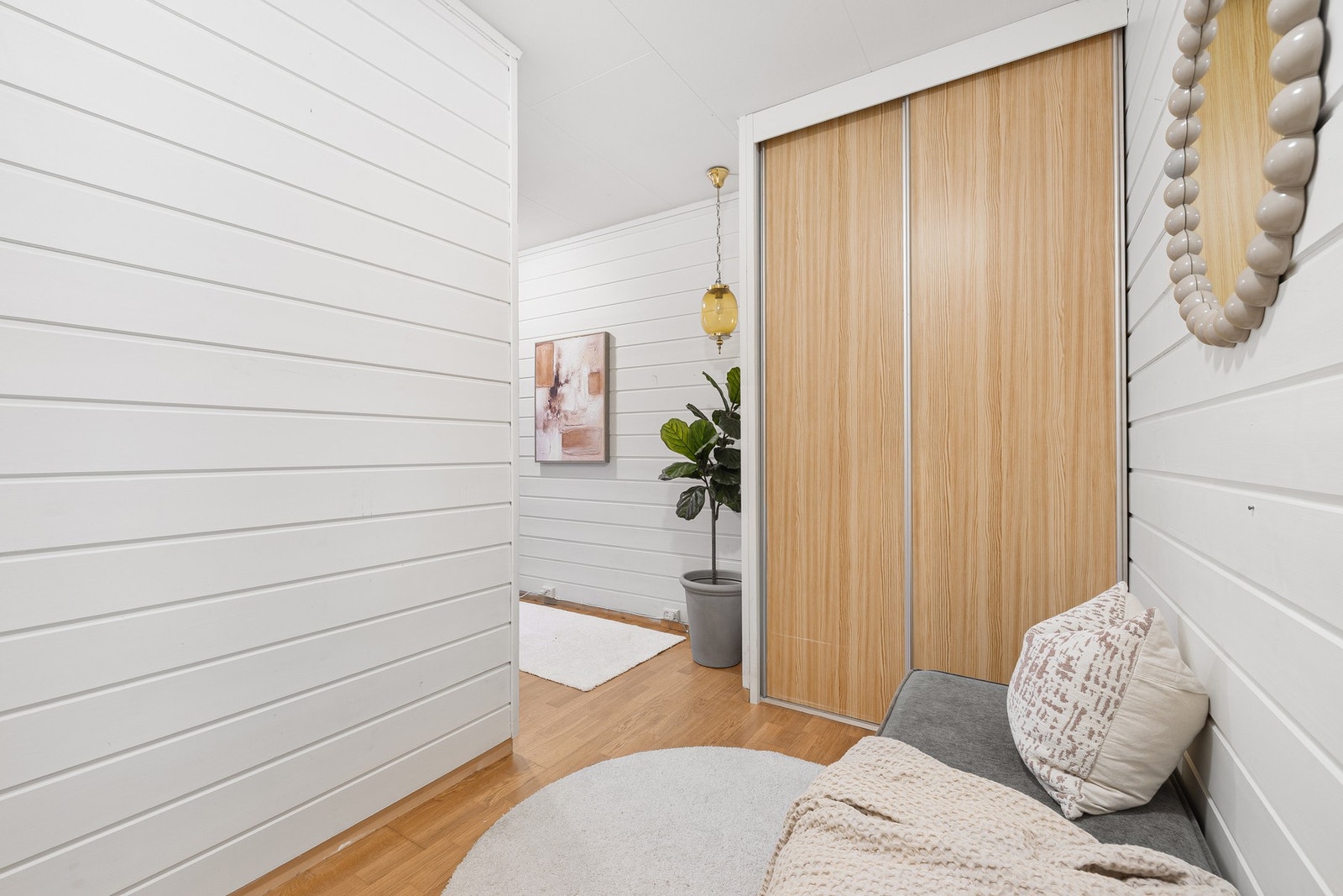 Hyggelig mellomgang med integrert garderobeskap. Galleribilde