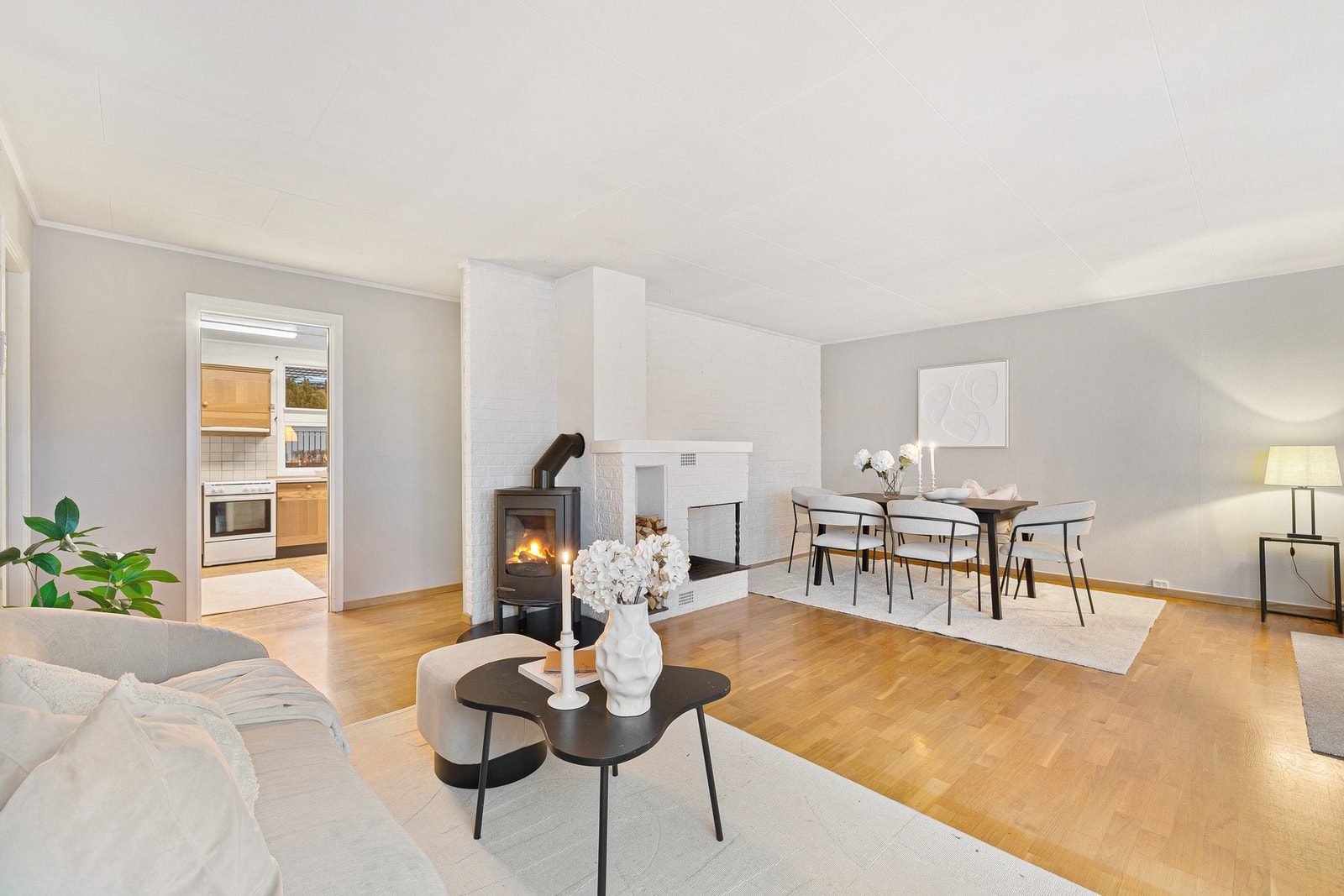 Det er også plass til en andre sofagruppe, en skjenk eller anet møblement. Galleribilde