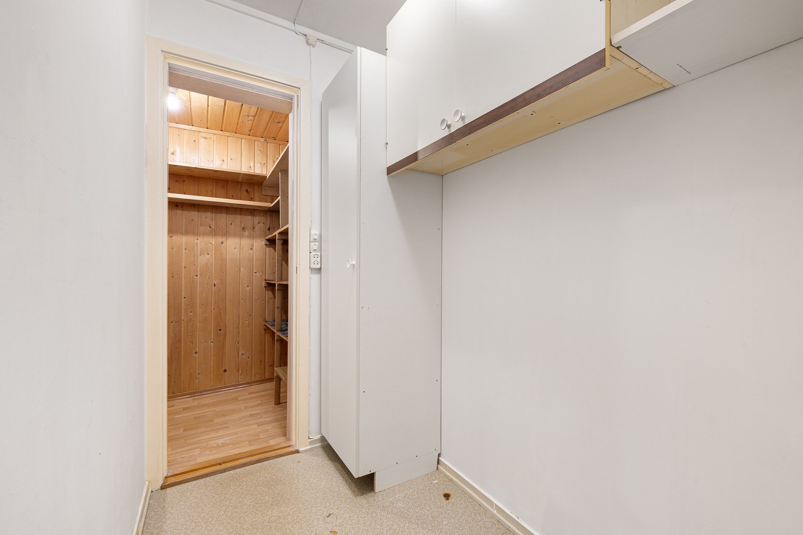 Boligen har mye oppbevaringsplass med tre boder på til sammen 21 kvm. Galleribilde