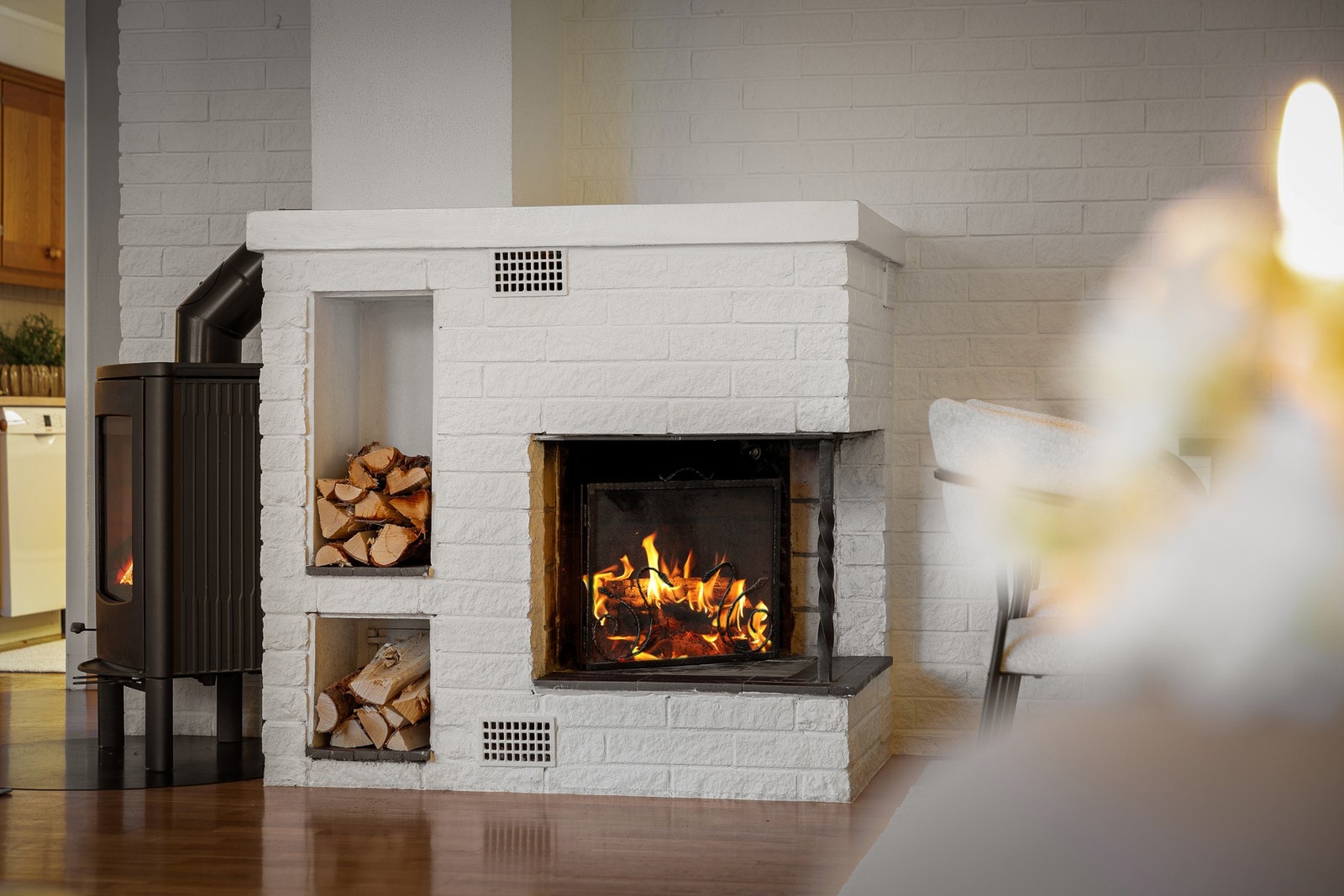 Boligen har lun og effektiv oppvarming med både varmepumpe, vedovn og peis. Galleribilde