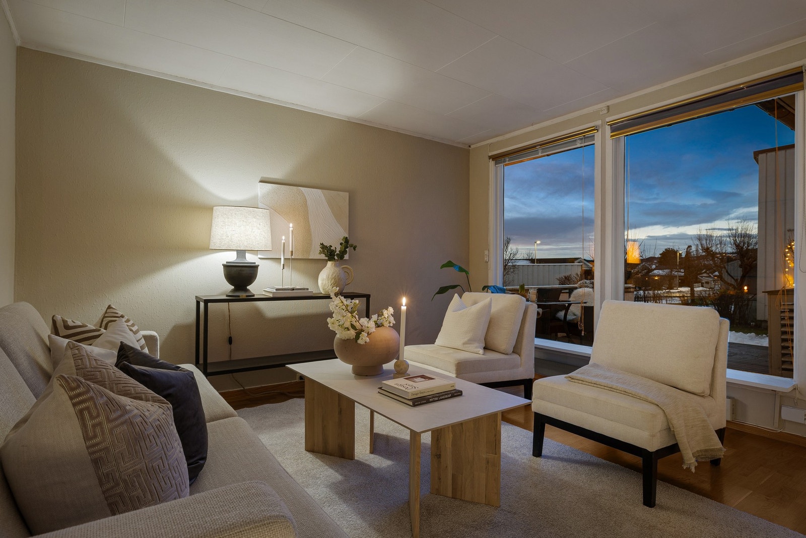 Koselig stue med utsikt mot terrassen og hagen. Galleribilde