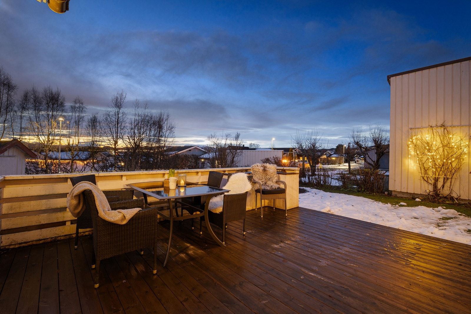 Usjenert beliggenhet fremst i rekka gjør at man har lite innsyn og flotte sol- og utsiktsforhold. Galleribilde