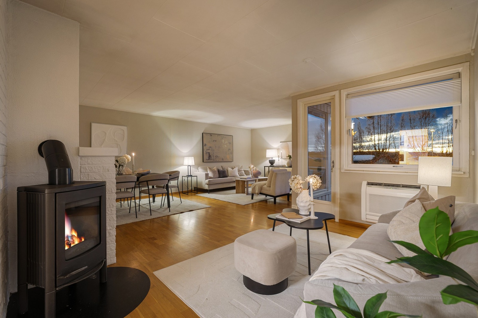 Romslig og gjennomlys stue/spisestue på hele 38 kvm. Galleribilde