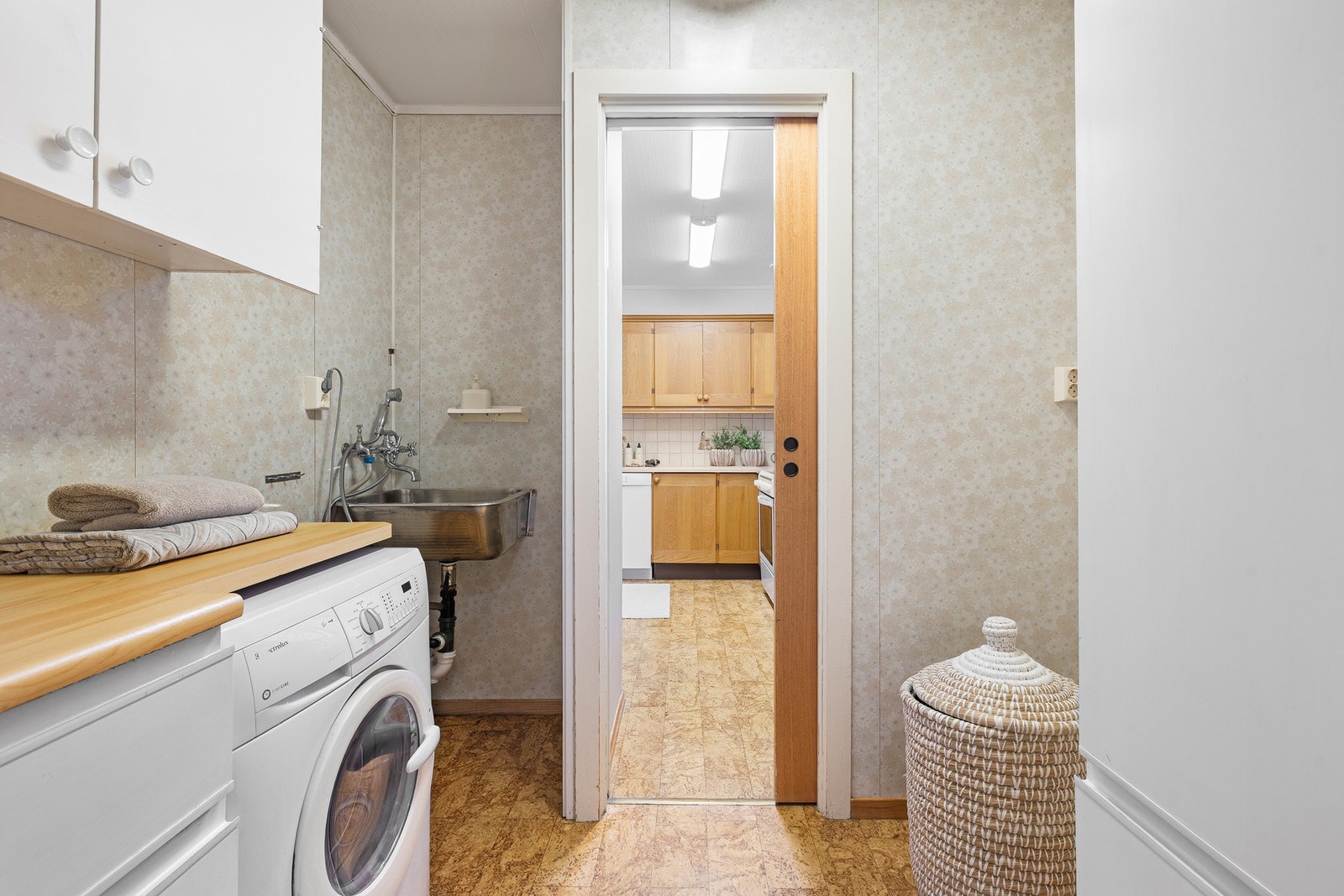 Vaskerommet har utslagsvask, opplegg for vaskemaskin og mye skap- og benkeplass. Galleribilde