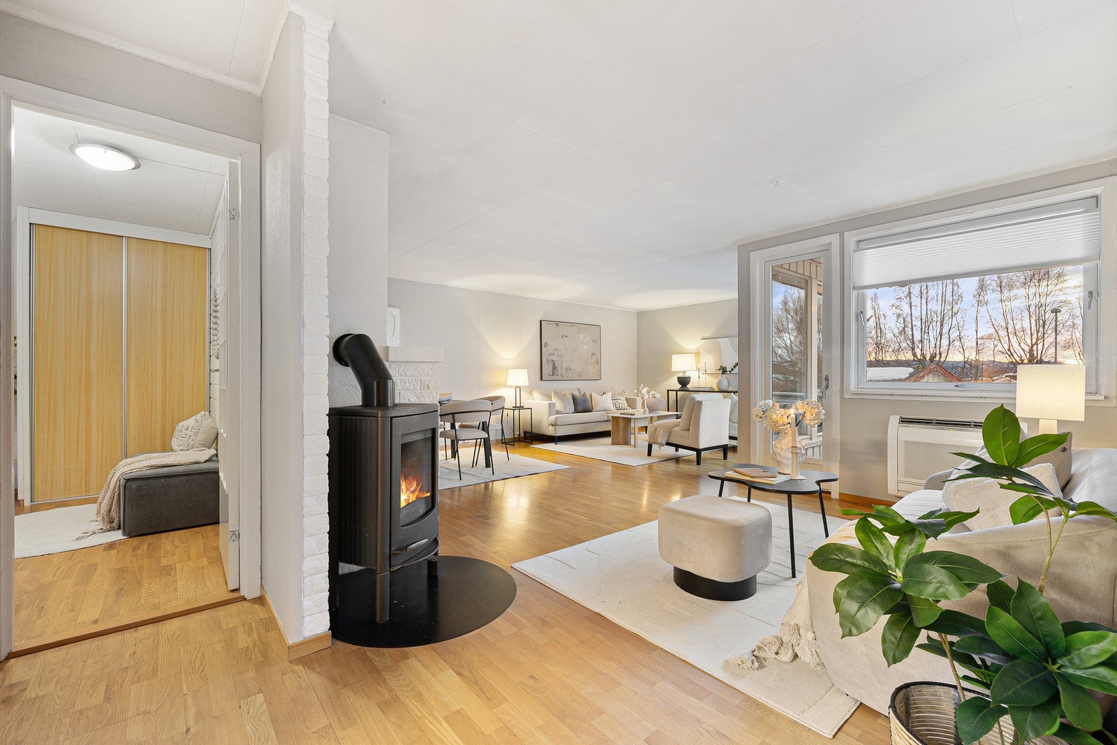 Store vindusflater som gir godt med naturlig lysinnslipp. Galleribilde