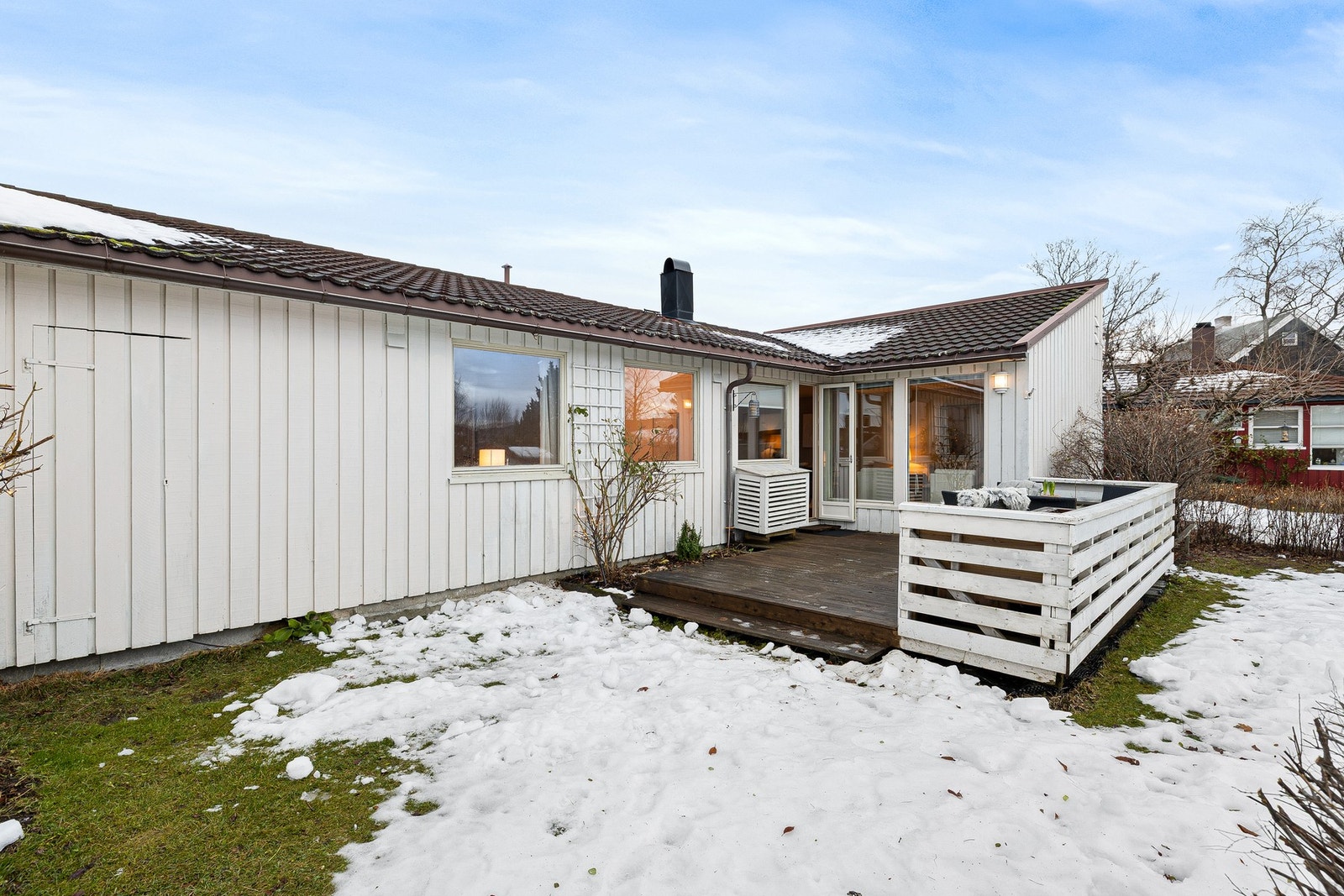 På baksiden av huset er det en pent opparbeidet, skjermet hage med hekk. Galleribilde