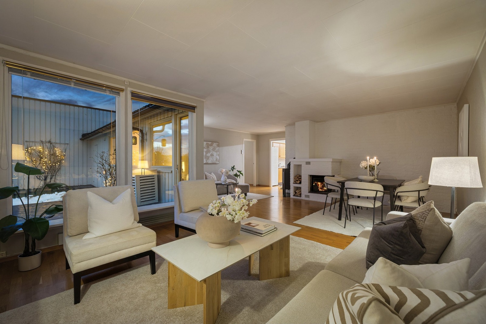 Koselig stue med utsikt mot terrassen og hagen. Galleribilde