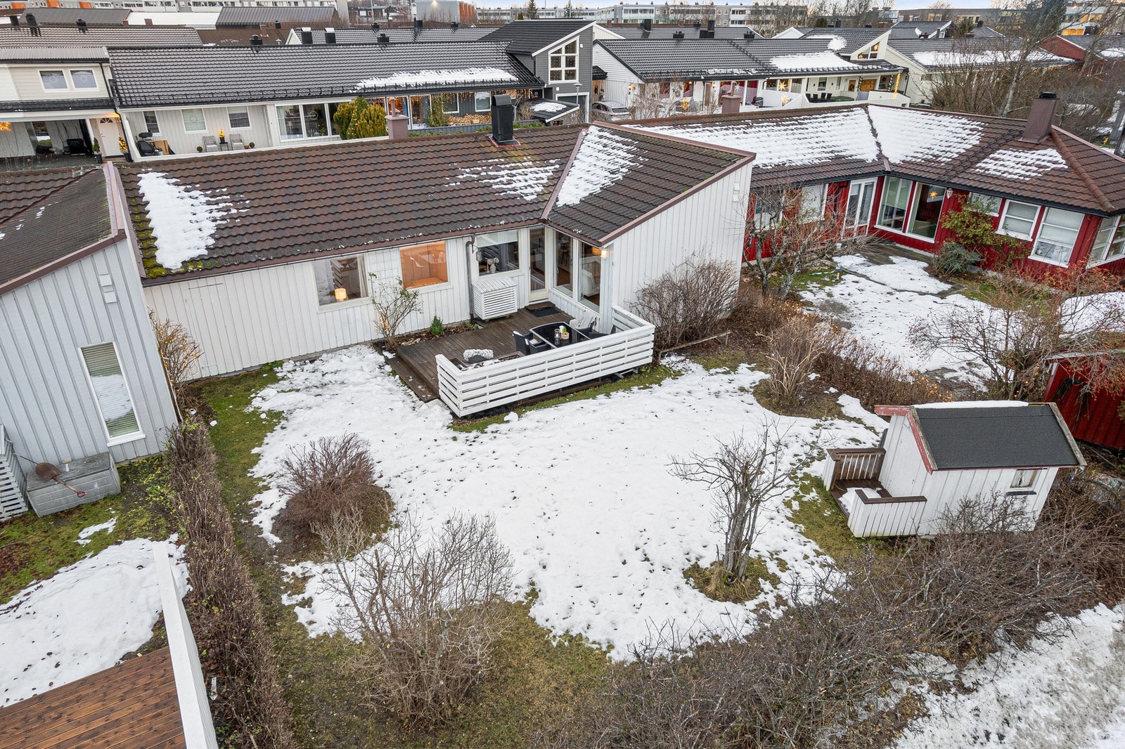 Boligen ligger i et rolig og barnevennlig område på Solvangen (Hallset). Galleribilde