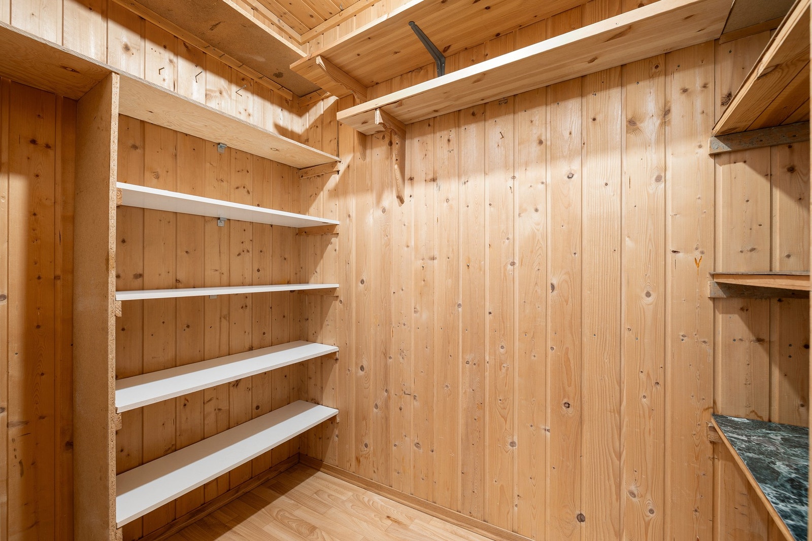 Praktisk bod med hyllesystem. Galleribilde