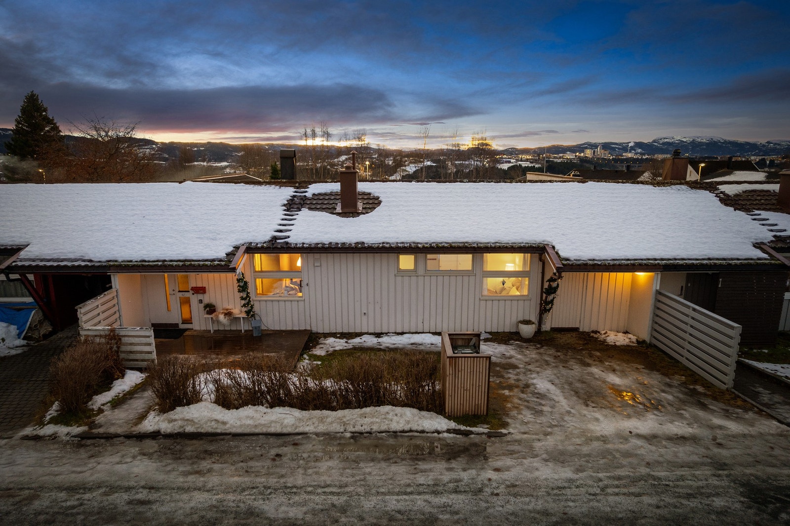 En kjedet enebolig på hyggelige Solvangen, med alt samlet på ett plan og direkte utgang til en flott hage. Galleribilde