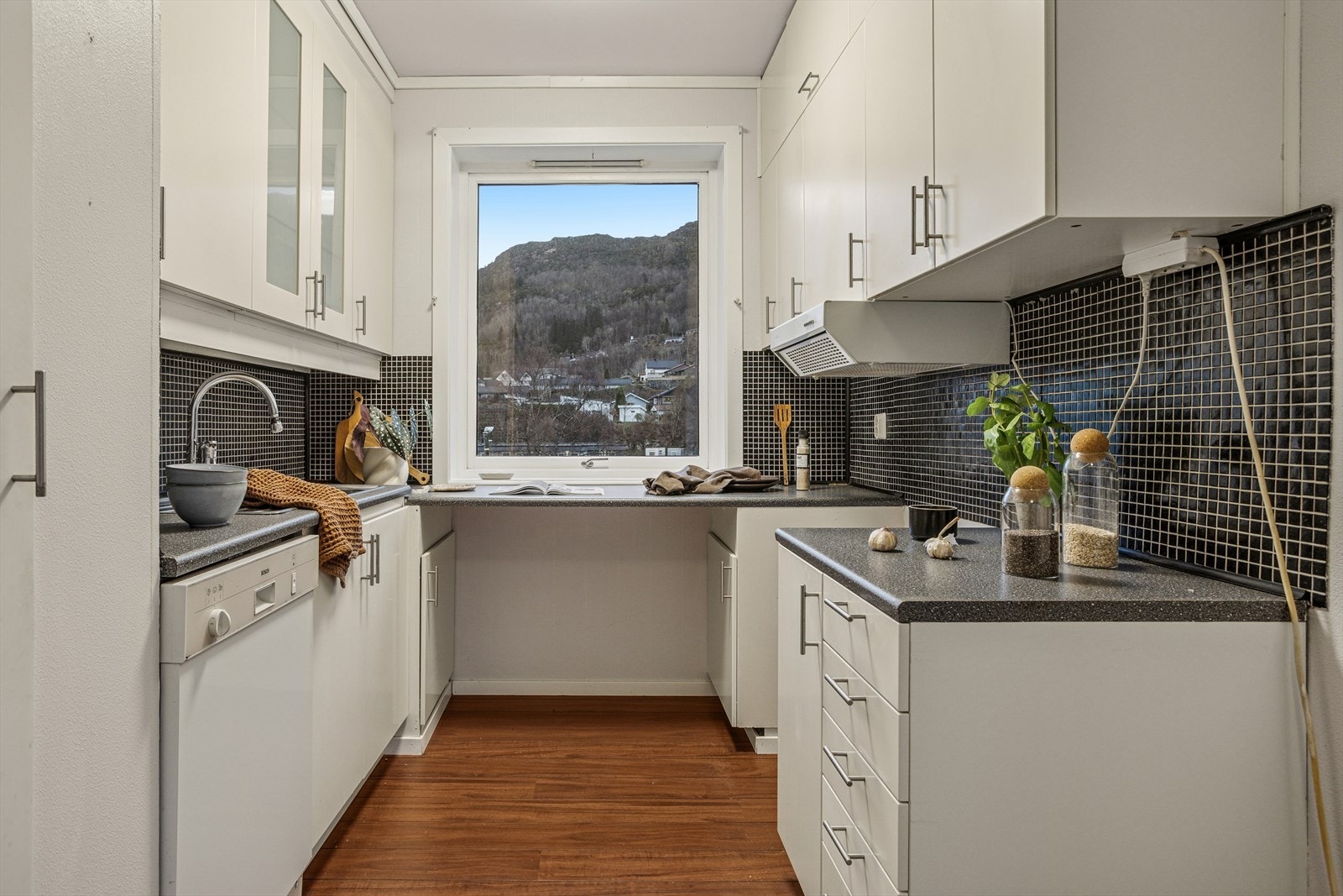 Kjøkkenet har glatte fronter og laminat benkeplate med nedfelt stålvask. Galleribilde