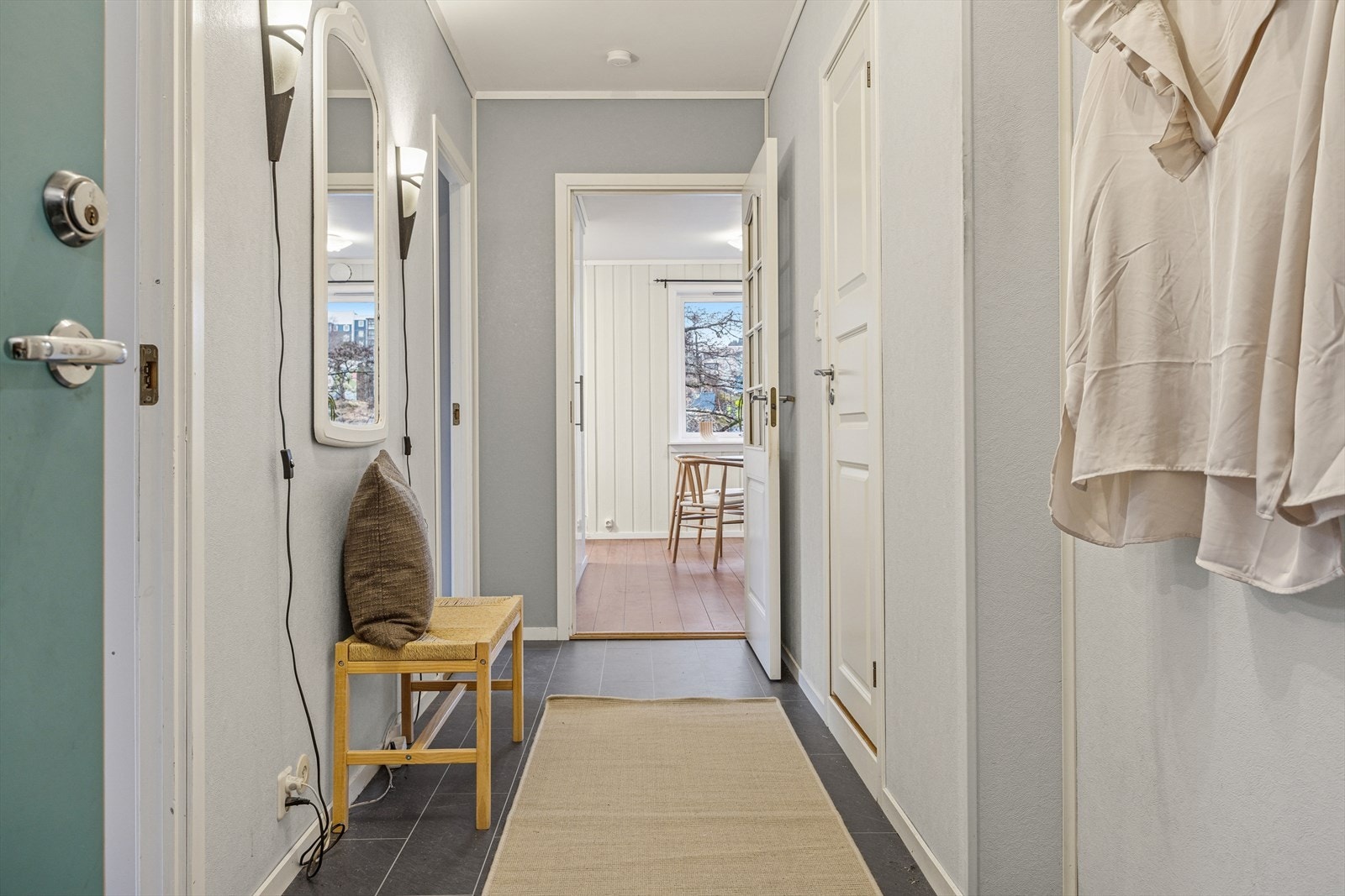 Fra entrèen er det adkomst til 2 av soverommene, baderom og separat tolalettrom. Galleribilde