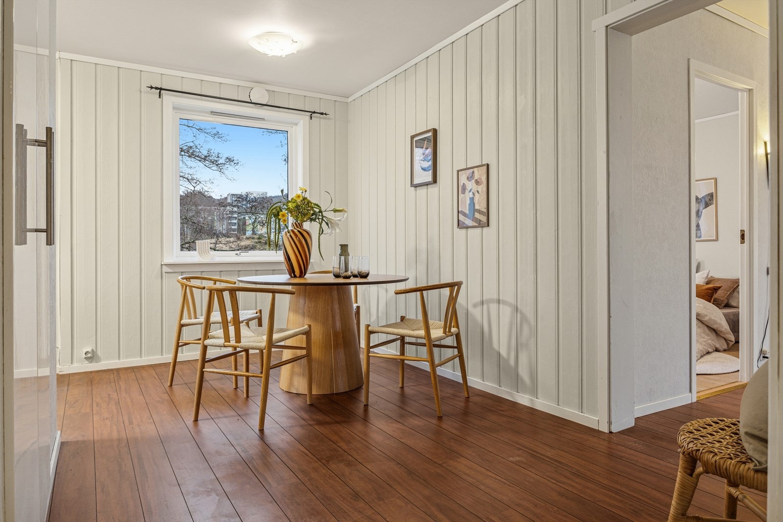 Spiseplassen er praktisk plasser ved kjøkkenet. Her er god plass å dekke til mange både til hverdags og fest. Galleribilde