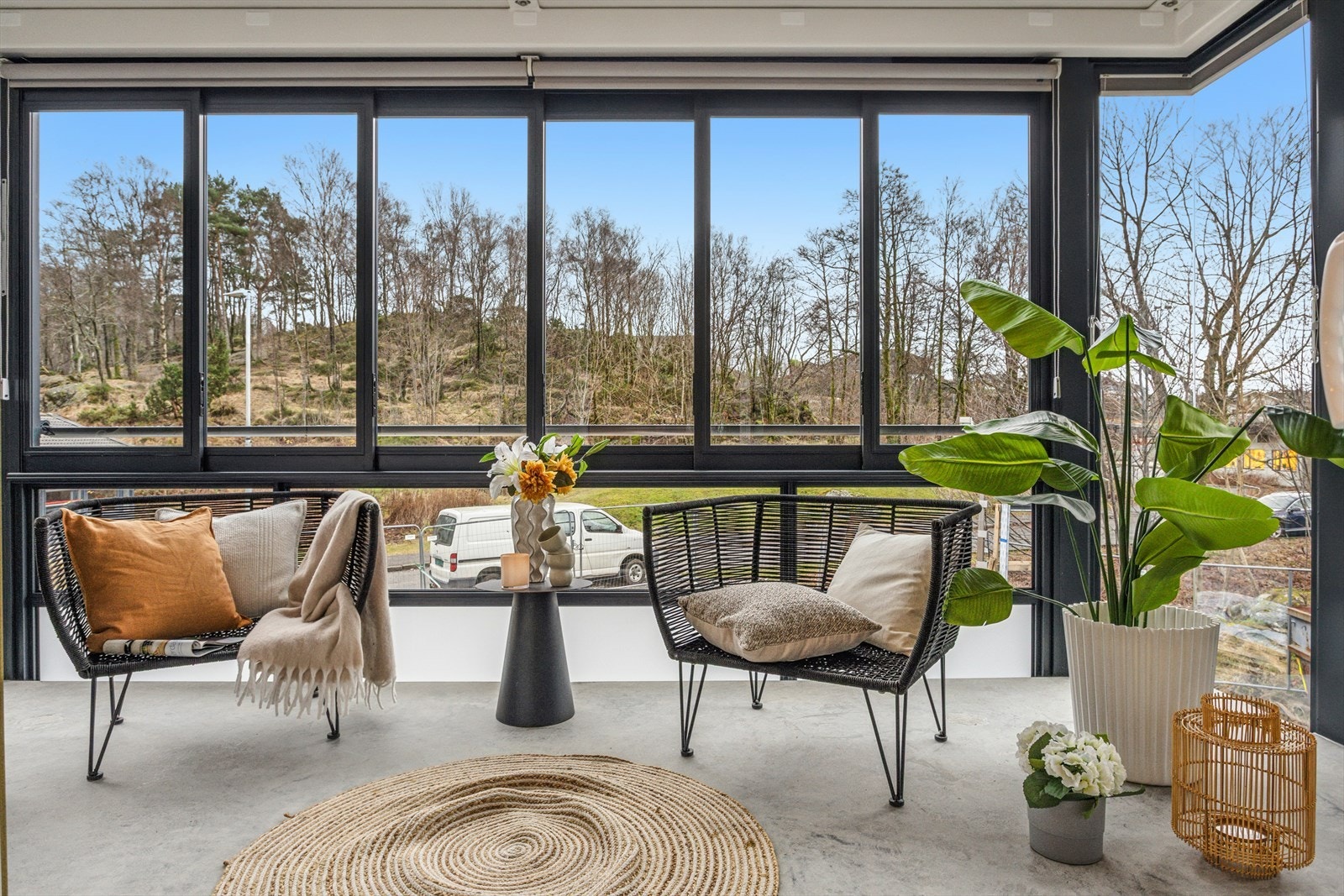 Den nye innglassete verandaen med utsikt mot grøntområde blir en fin forlengelse av stuen og et hyggelig ekstra rom til leiligheten. Galleribilde