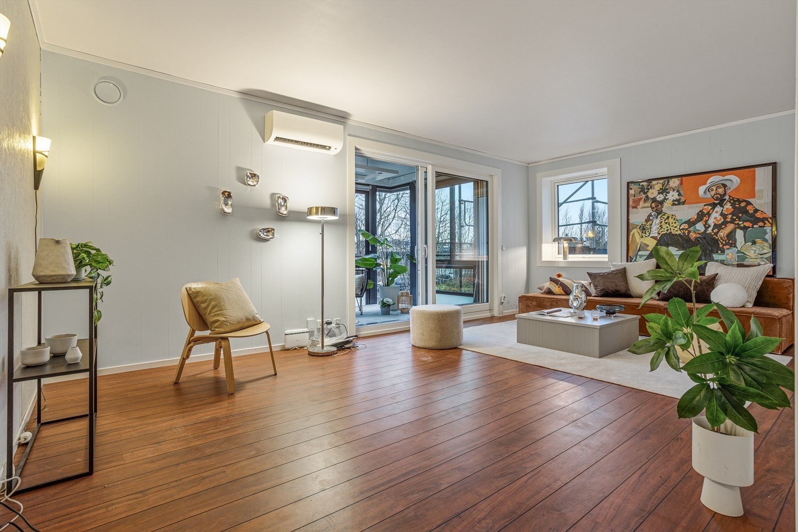 Her er god plass til stor sofagruppe og tilhørende møbler. Galleribilde