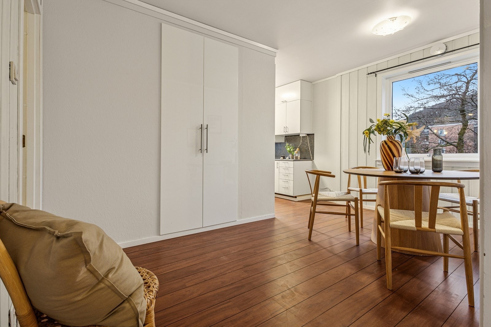 Innebygde skap ved spisestuen. Galleribilde