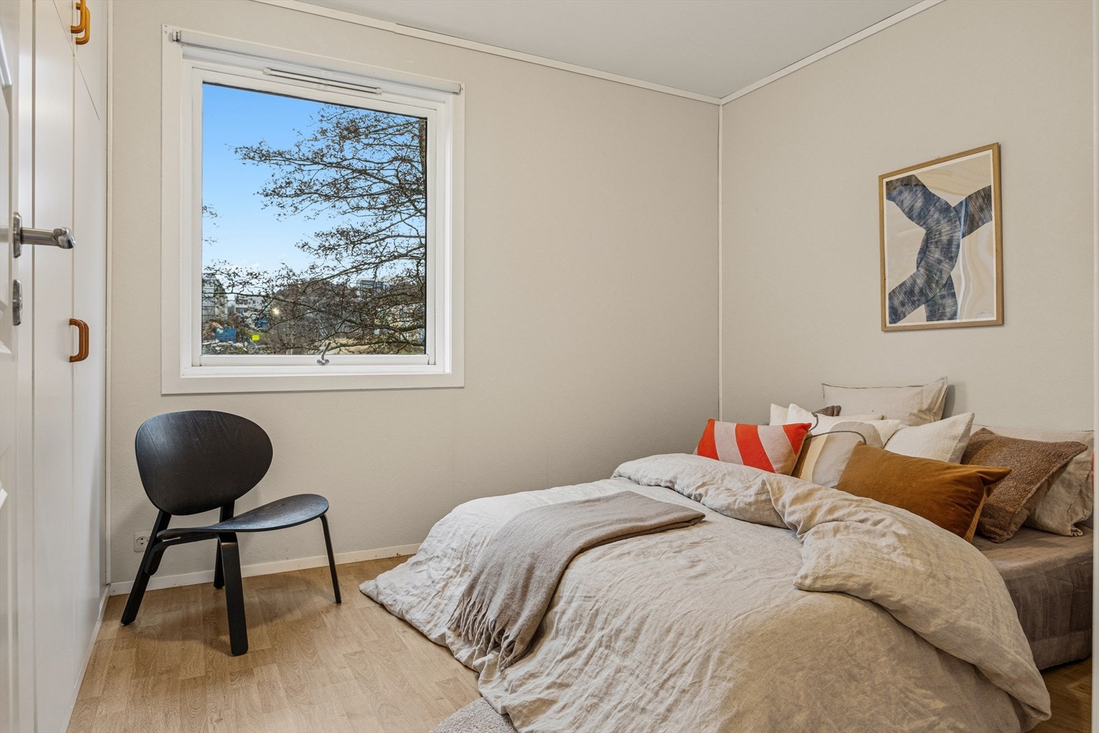 Soverom med garderobeskap. Galleribilde