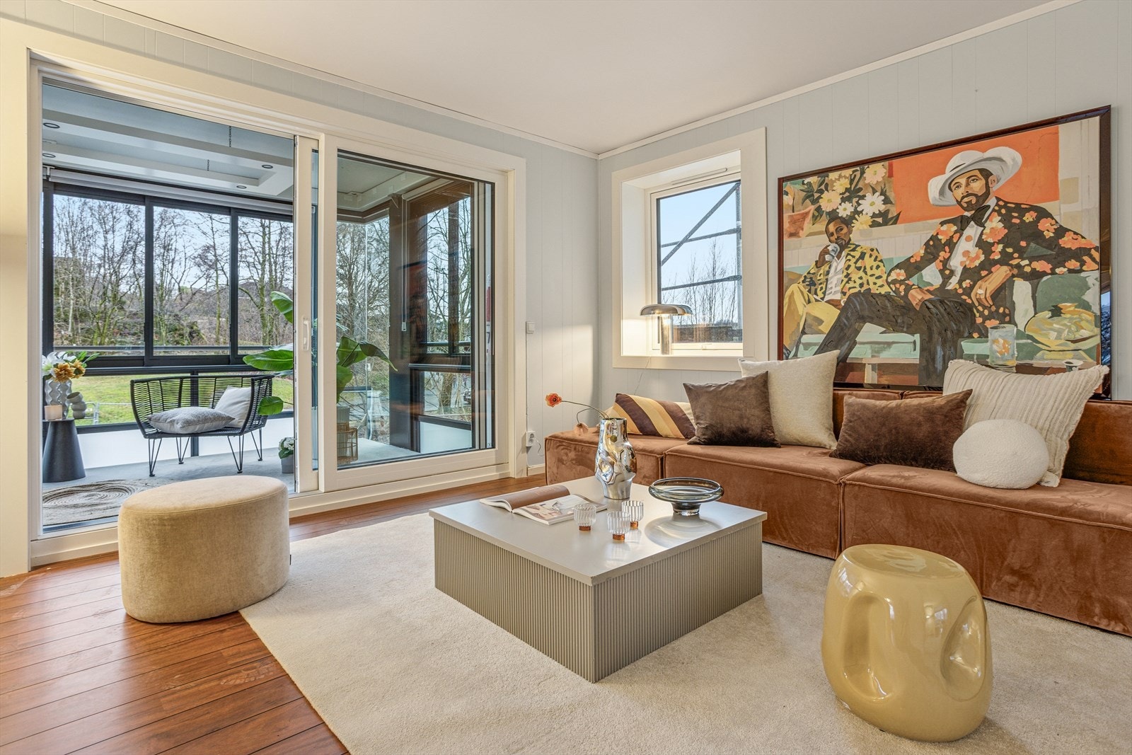 Stuen er romslig og kan innredes i ulike soner. Den nye verandaen som er innglasset blir en flott forlengelse av stuen. Galleribilde