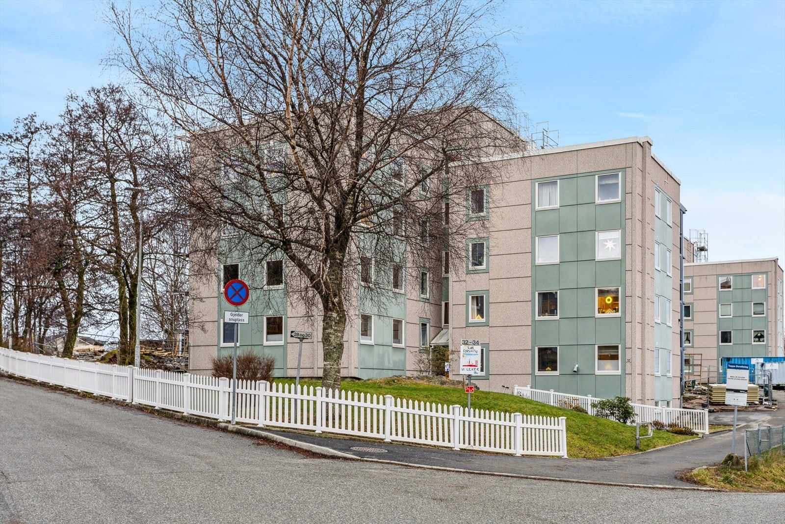 Området har flotte turmuligheter med flere nærliggende fjelltopper og stier, samt en badeplass som er perfekt for sommerdager. Galleribilde