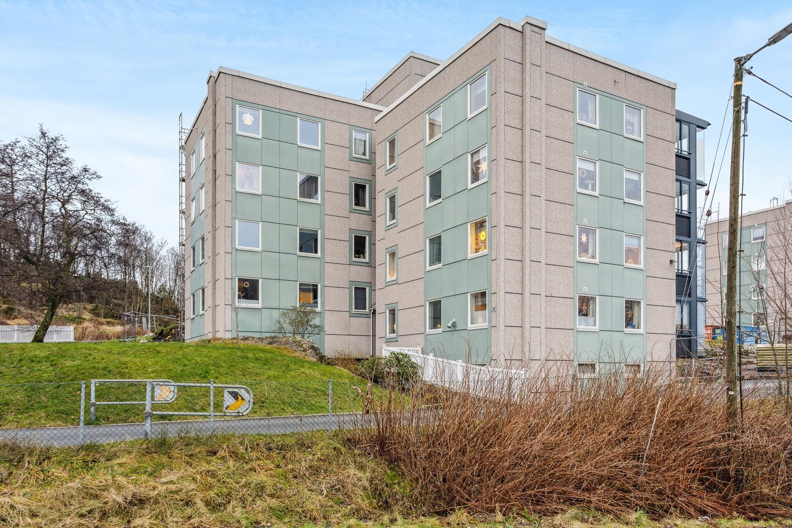 Blokken ligger meget sentralt til i med kort vei til skole, barnehage, bussholdeplass og butikk. Galleribilde