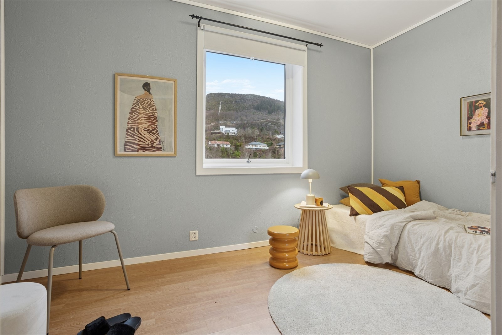 Utsikt mot nærliggende grøntområder fra vinduet gir en rolig atmosfære. Galleribilde