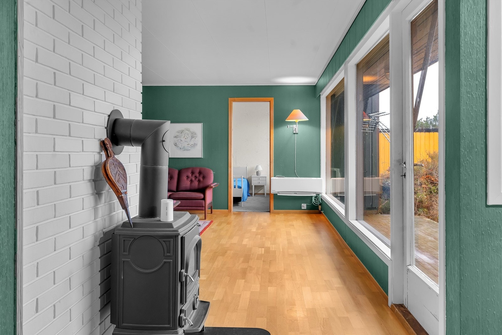 Boligens moderne varmepumpe (installert i 2022) sikrer en jevn og behagelig temperatur året rundt. Galleribilde