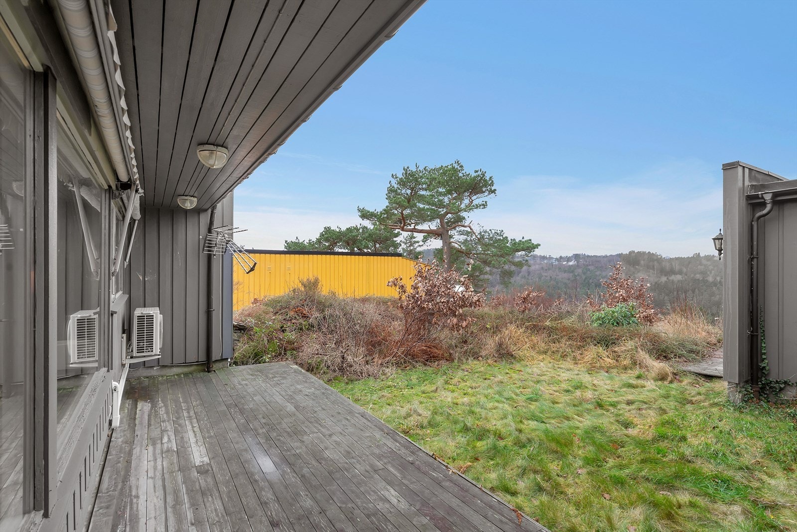 Len deg tilbake og nyt solen på en vestvendt og skjermet uteplass som innbyr til avslapning og samvær på varme sommerdager. Galleribilde